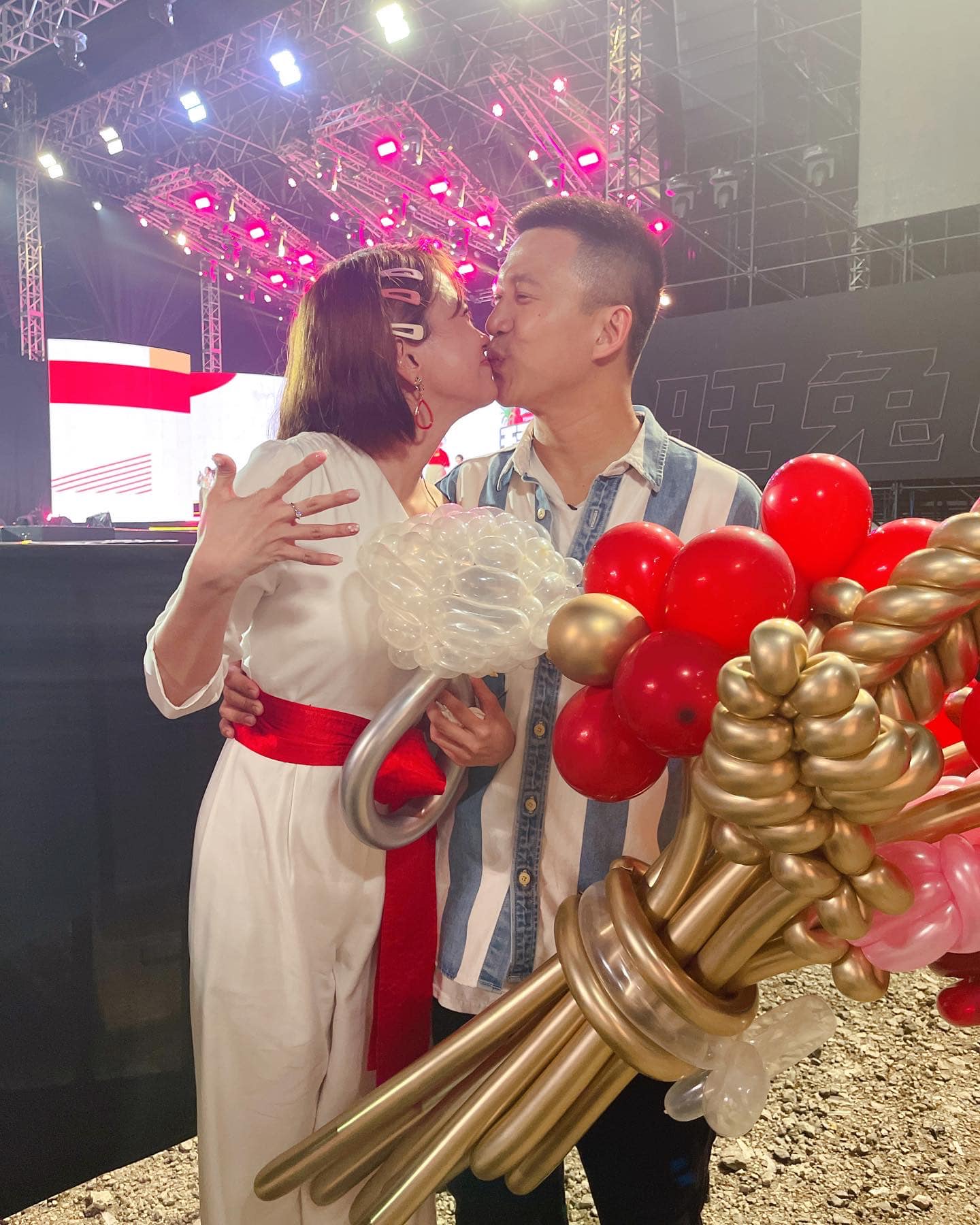 庄靖毅单膝跪地求婚 凯心爆哭喊“我终于嫁啦”