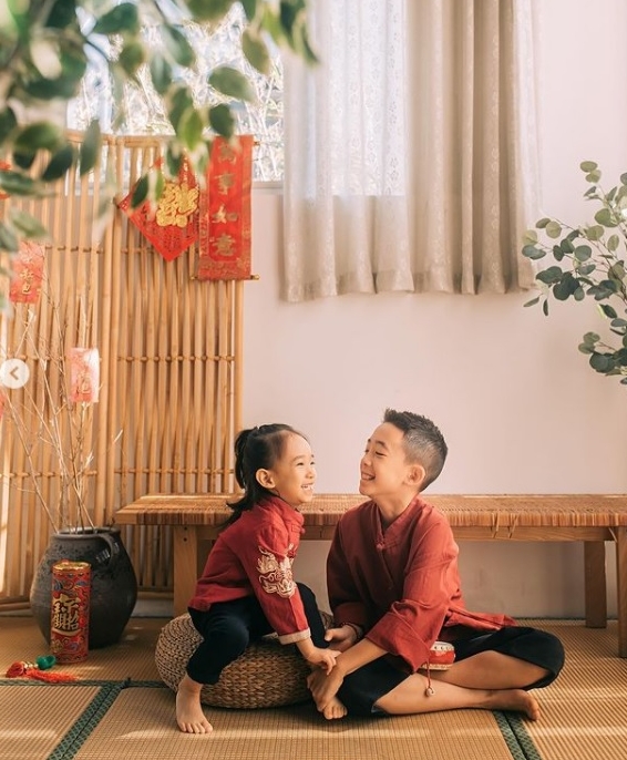 应采儿春节晒全家福  网惊呼陈小春基因太强大