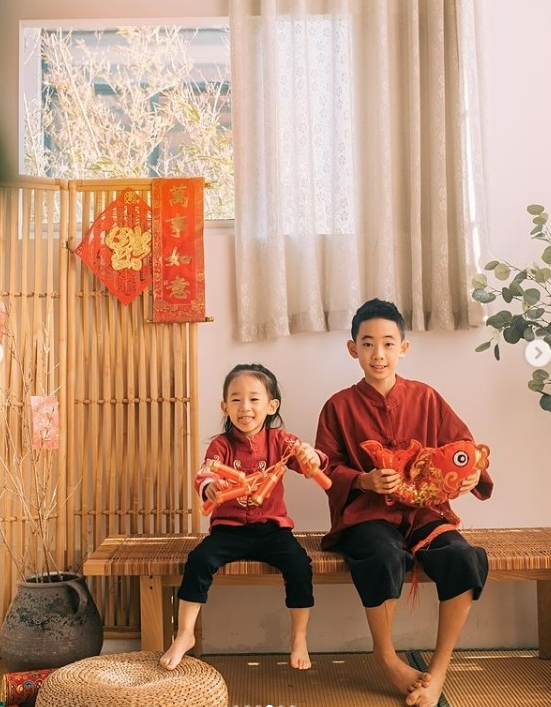 应采儿春节晒全家福  网惊呼陈小春基因太强大