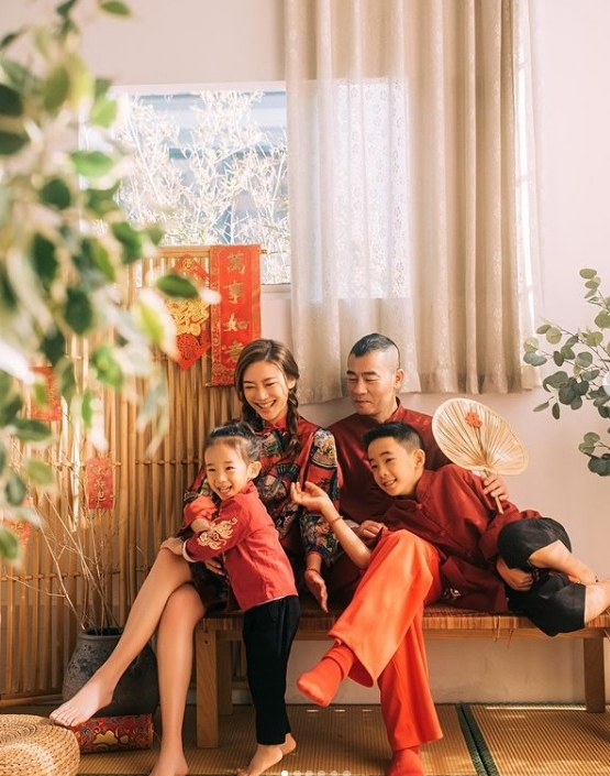 应采儿春节晒全家福  网惊呼陈小春基因太强大