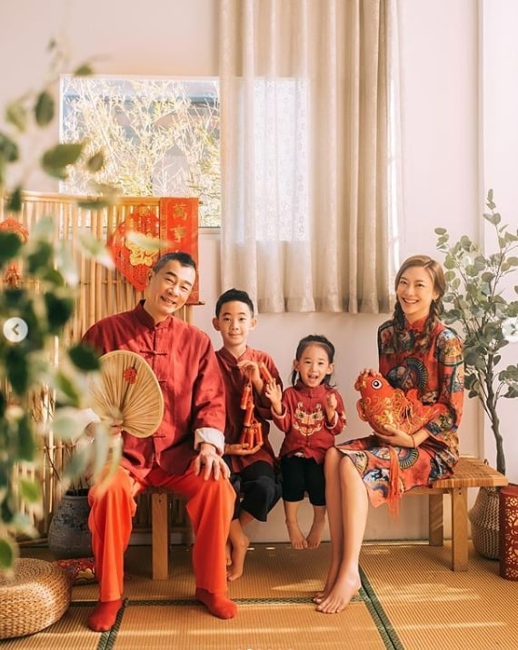 应采儿春节晒全家福  网惊呼陈小春基因太强大