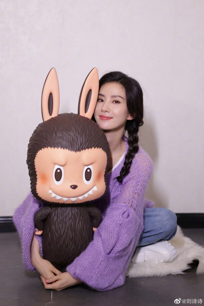 开滤镜装兔耳卖萌拜年  网惊问：是刘诗诗?