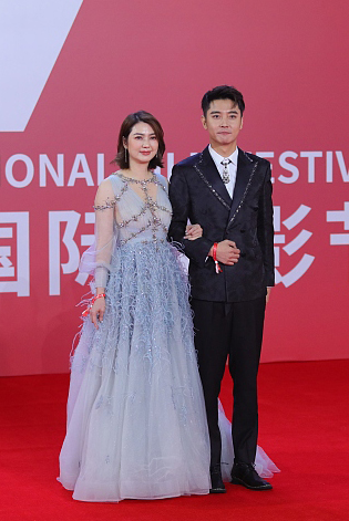 张丹峰洪欣合体高调撒狗粮   主持人赞模范夫妻网狂吐槽