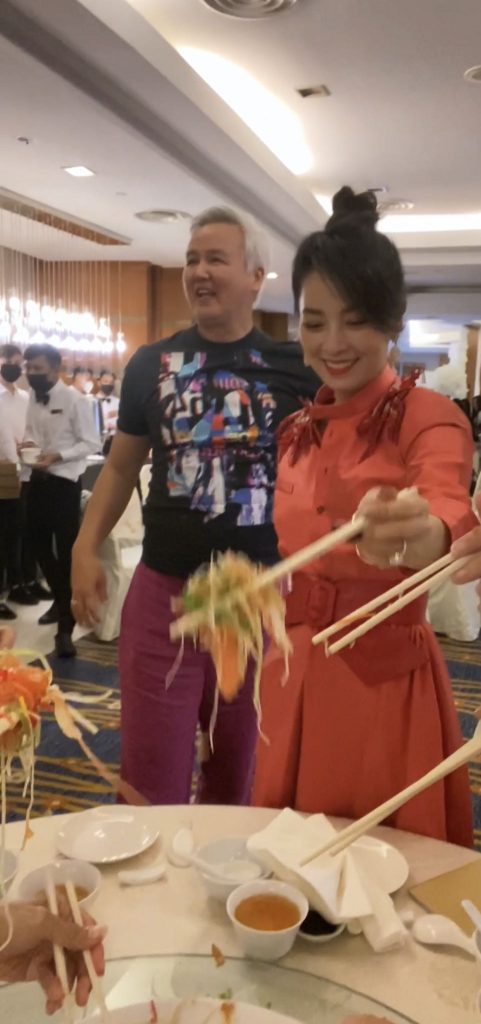 张庭林瑞阳来马捞生 举筷高呼:Huat啊!