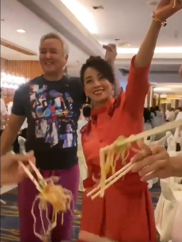 张庭林瑞阳来马捞生 举筷高呼:Huat啊!