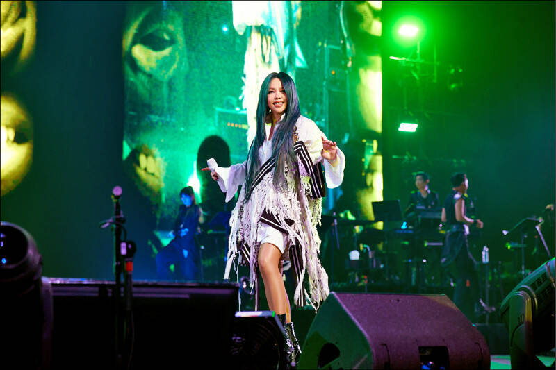 张惠妹返乡过年　　IG直播男友低调同框