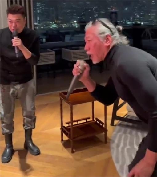 张耀扬穿紧身衣满头白发唱K 网赞越老越有型