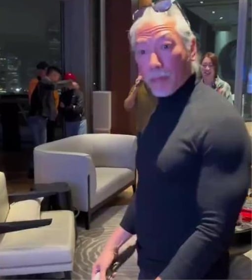 张耀扬穿紧身衣满头白发唱K 网赞越老越有型