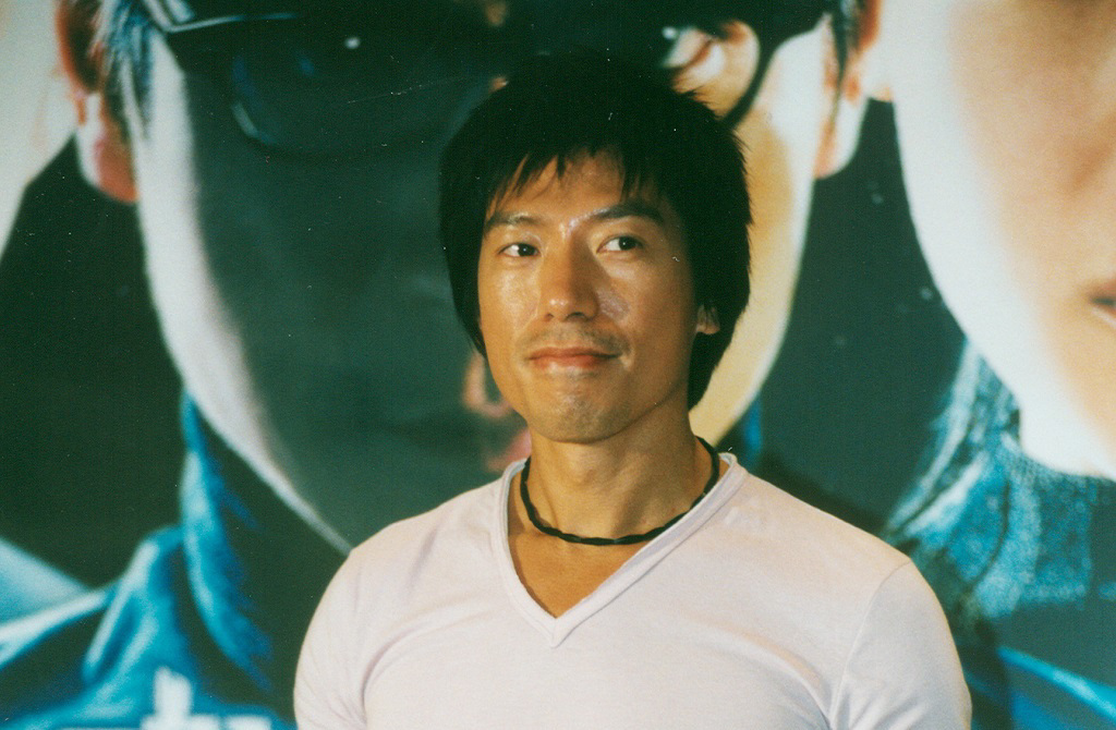 张耀扬穿紧身衣满头白发唱K 网赞越老越有型