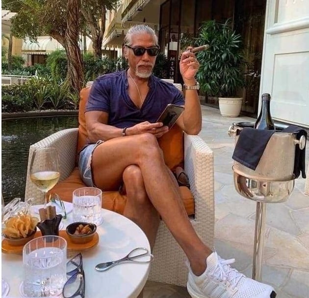 张耀扬穿紧身衣满头白发唱K 网赞越老越有型