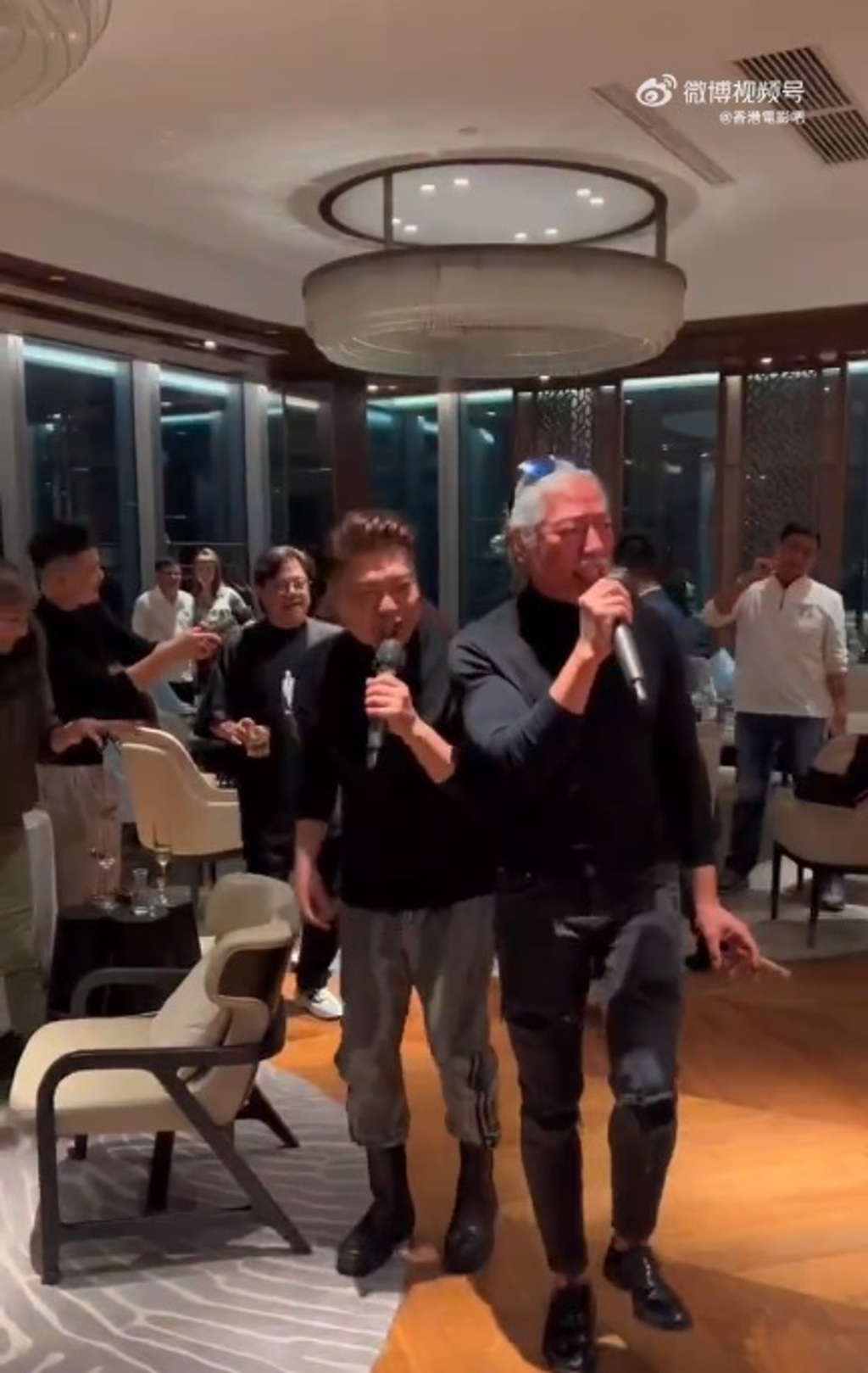 张耀扬穿紧身衣满头白发唱K 网赞越老越有型