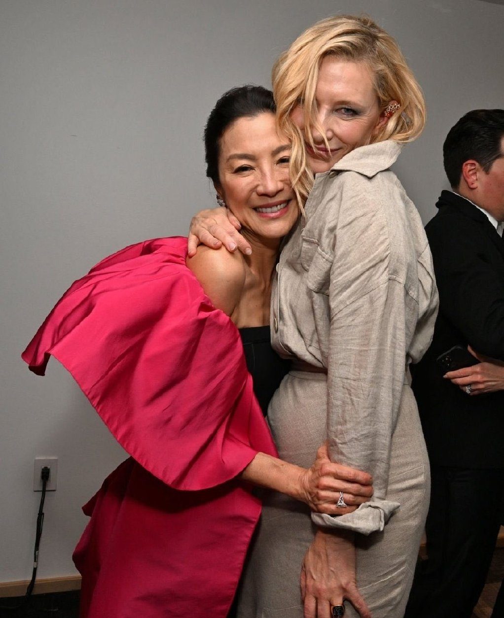 影评人选择大奖|《瞬息全宇宙》夺5奖 杨紫琼不敌姬蒂白兰芝