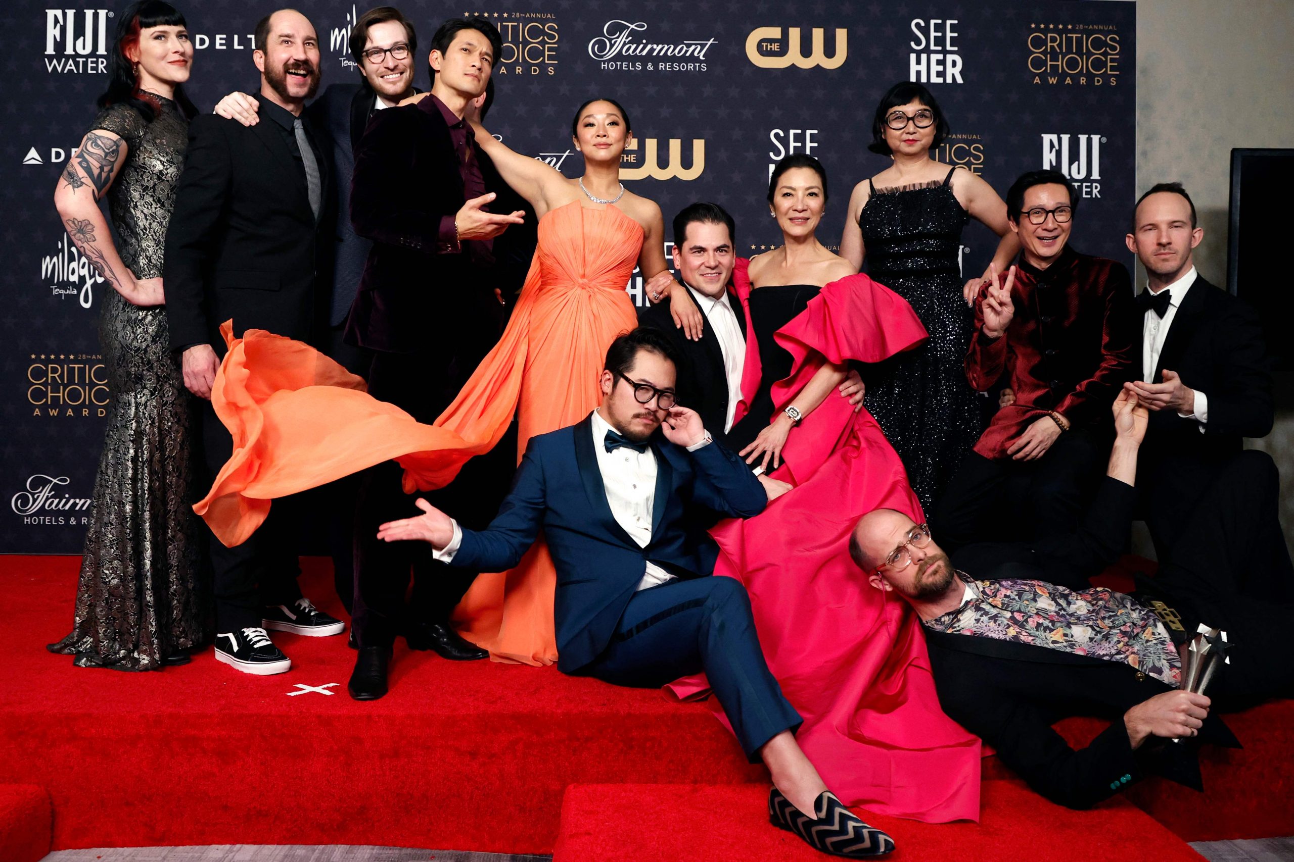 影评人选择大奖|《瞬息全宇宙》夺5奖 杨紫琼不敌姬蒂白兰芝