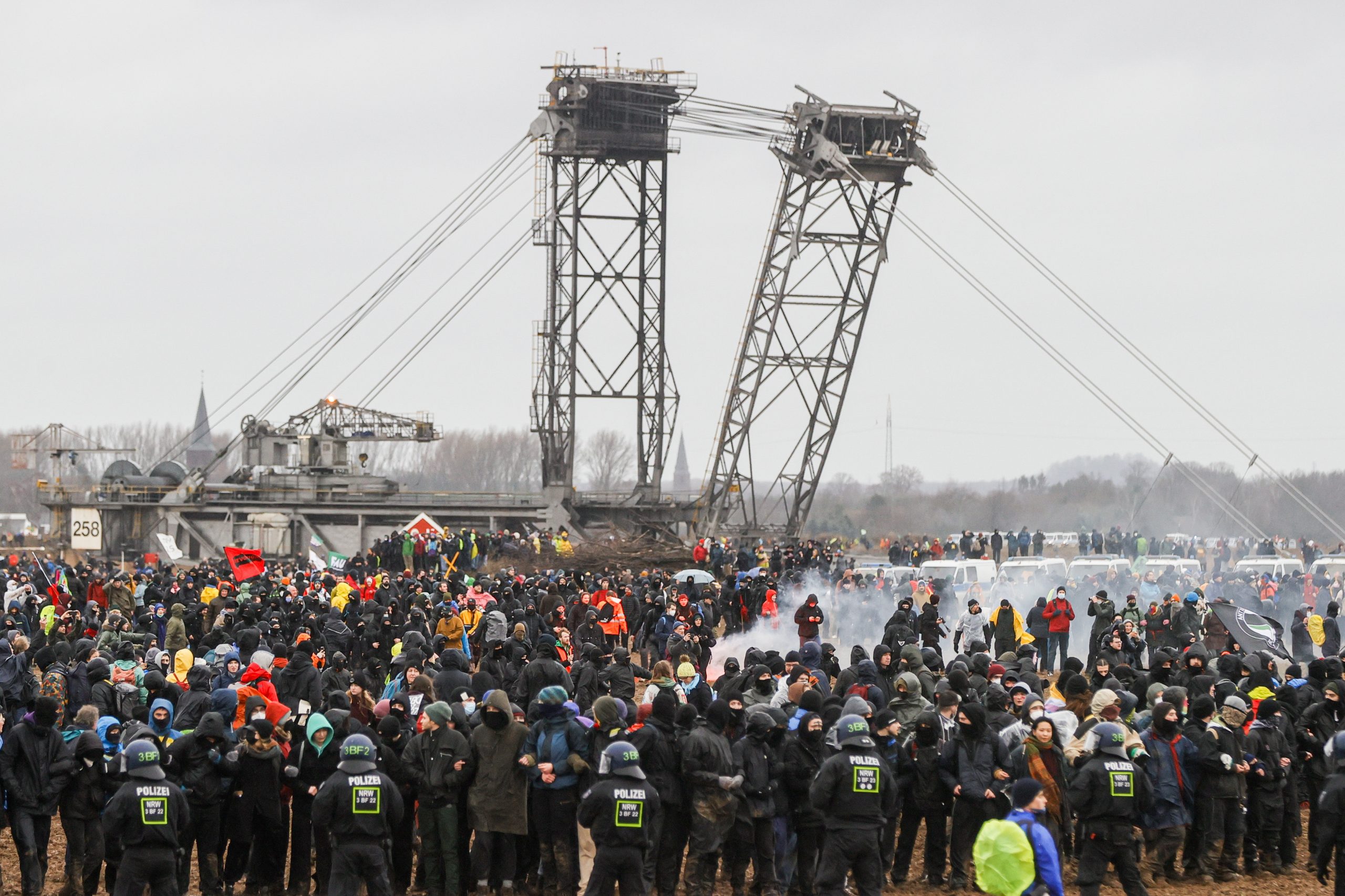 德国反扩建煤矿示威爆冲突 瑞典环保少女被押走