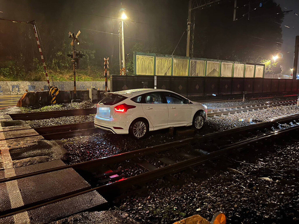 情侣酒后口角 车停铁轨继续吵