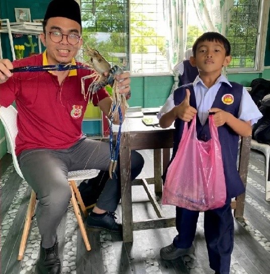 感谢教育之恩 7岁学生送虾子给老师