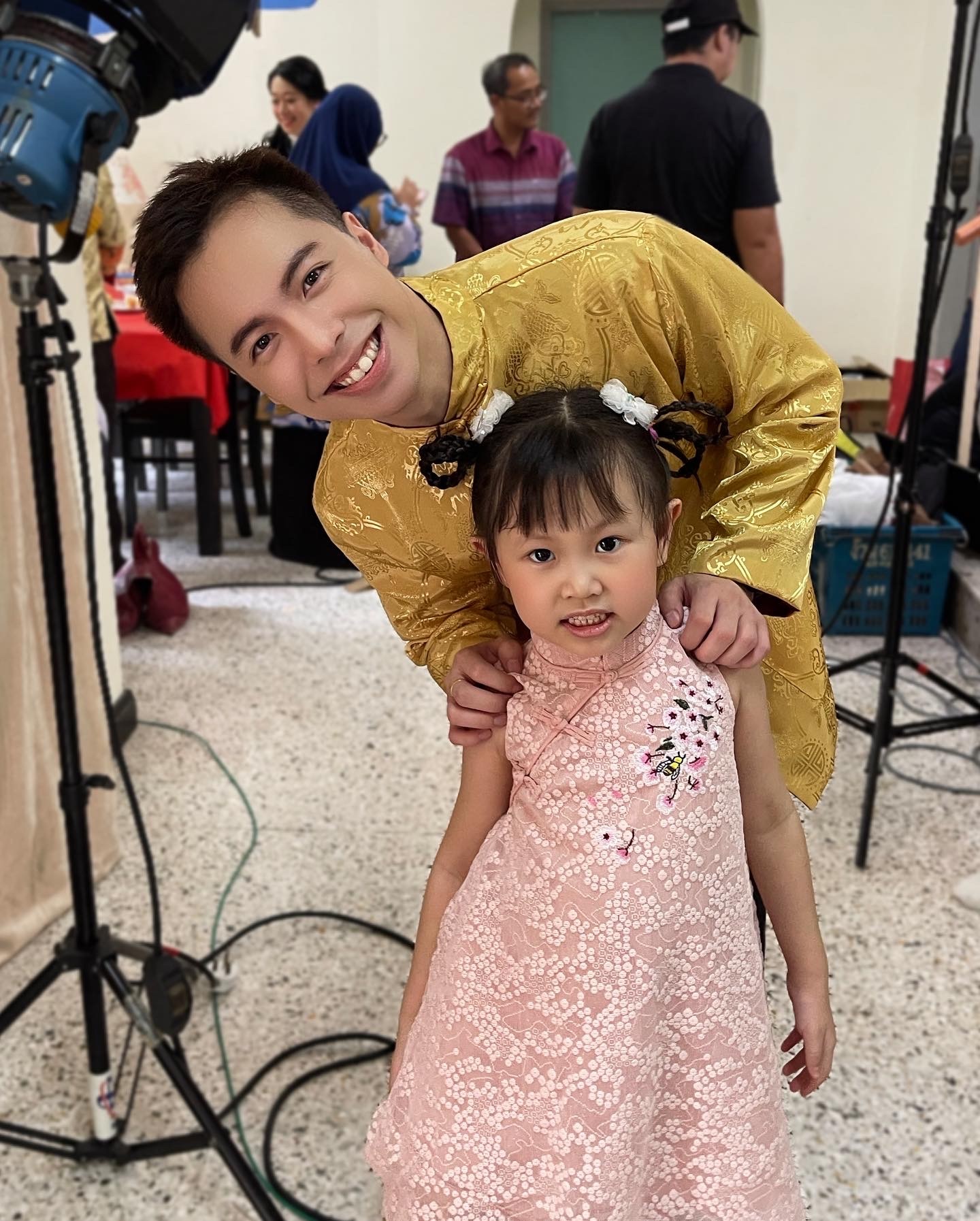 戴靖航圆新年广告梦 携6岁干女儿入镜