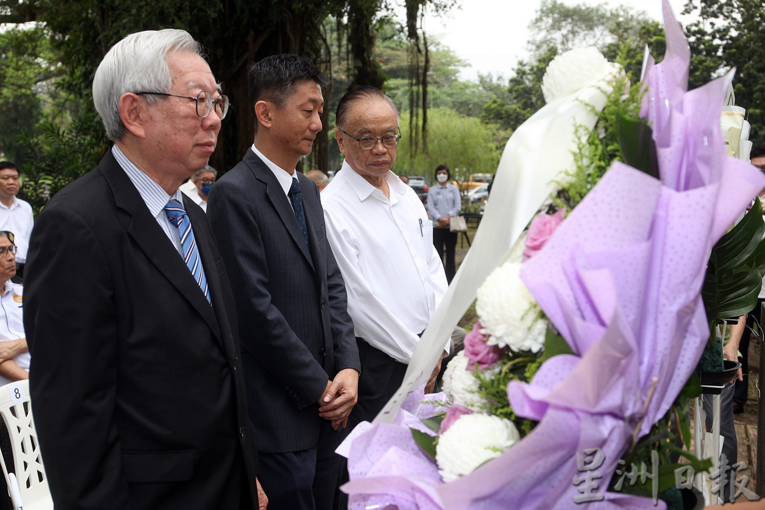 抗日英雄纪念碑下的大合照