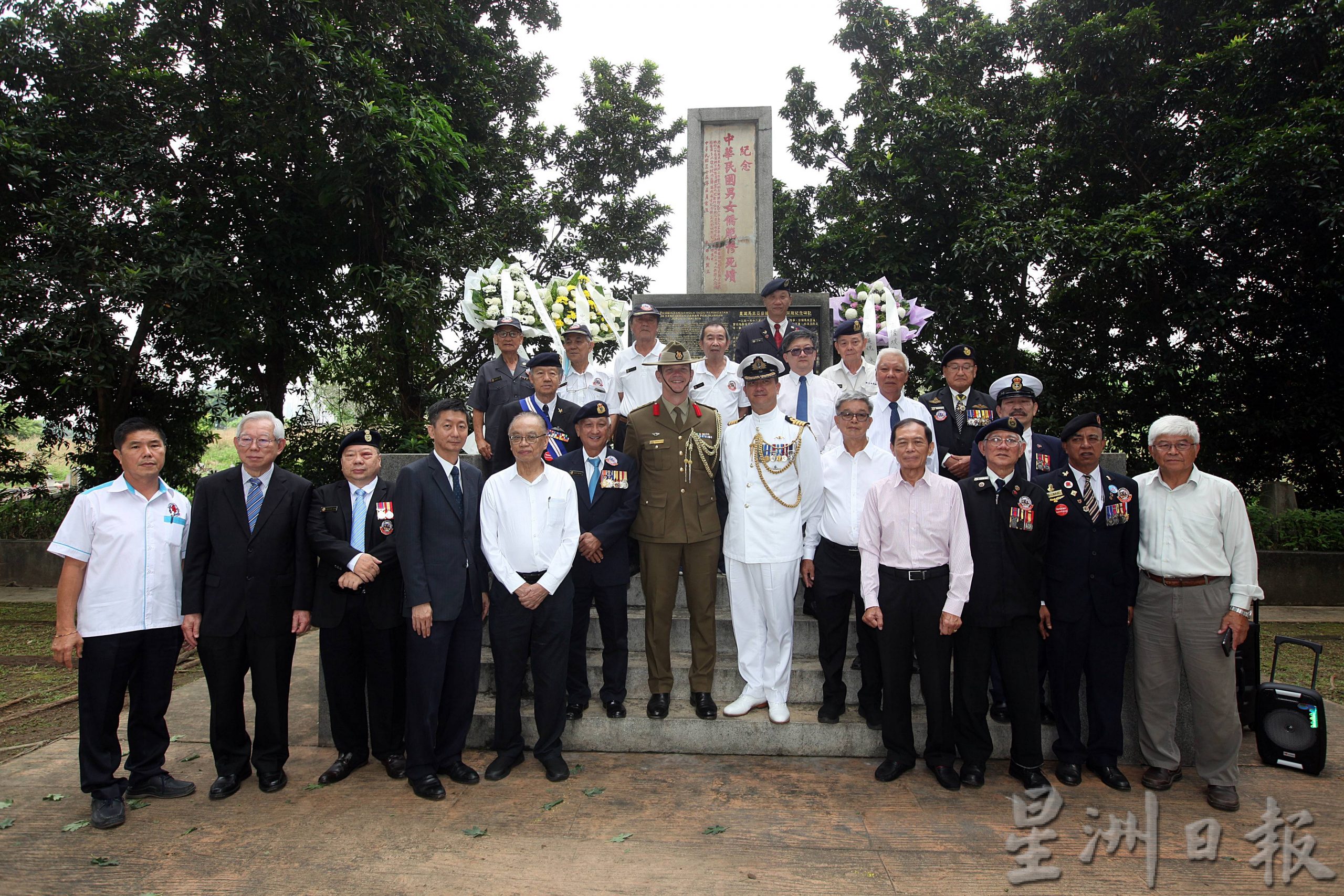 抗日英雄纪念碑下的大合照