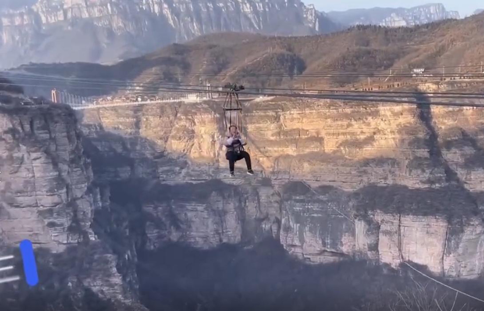 拚图)中国女玩高空滑索半天吊 景区:属正常情况