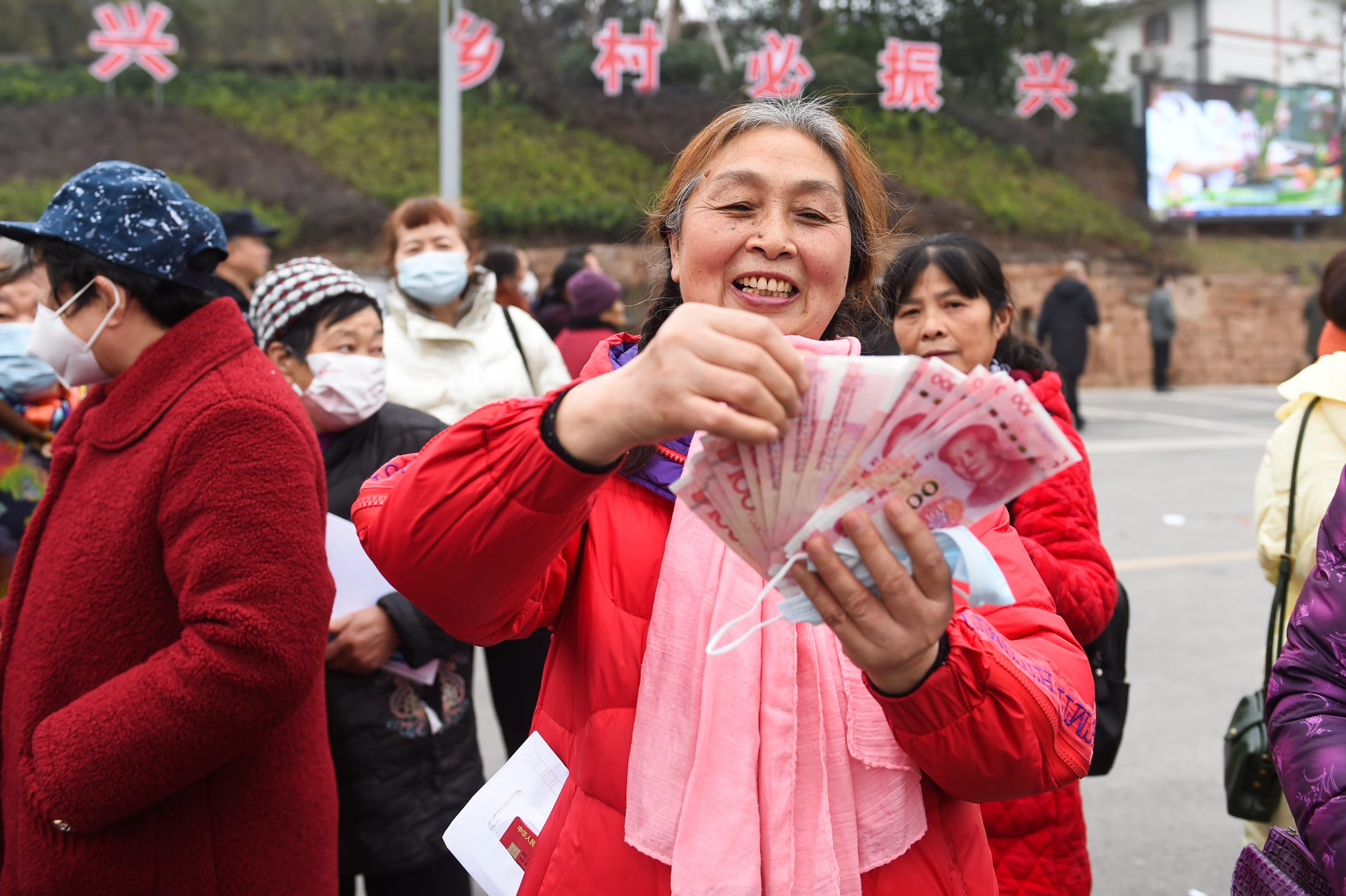 拚盘／春节前夕1150位村民喜获分红