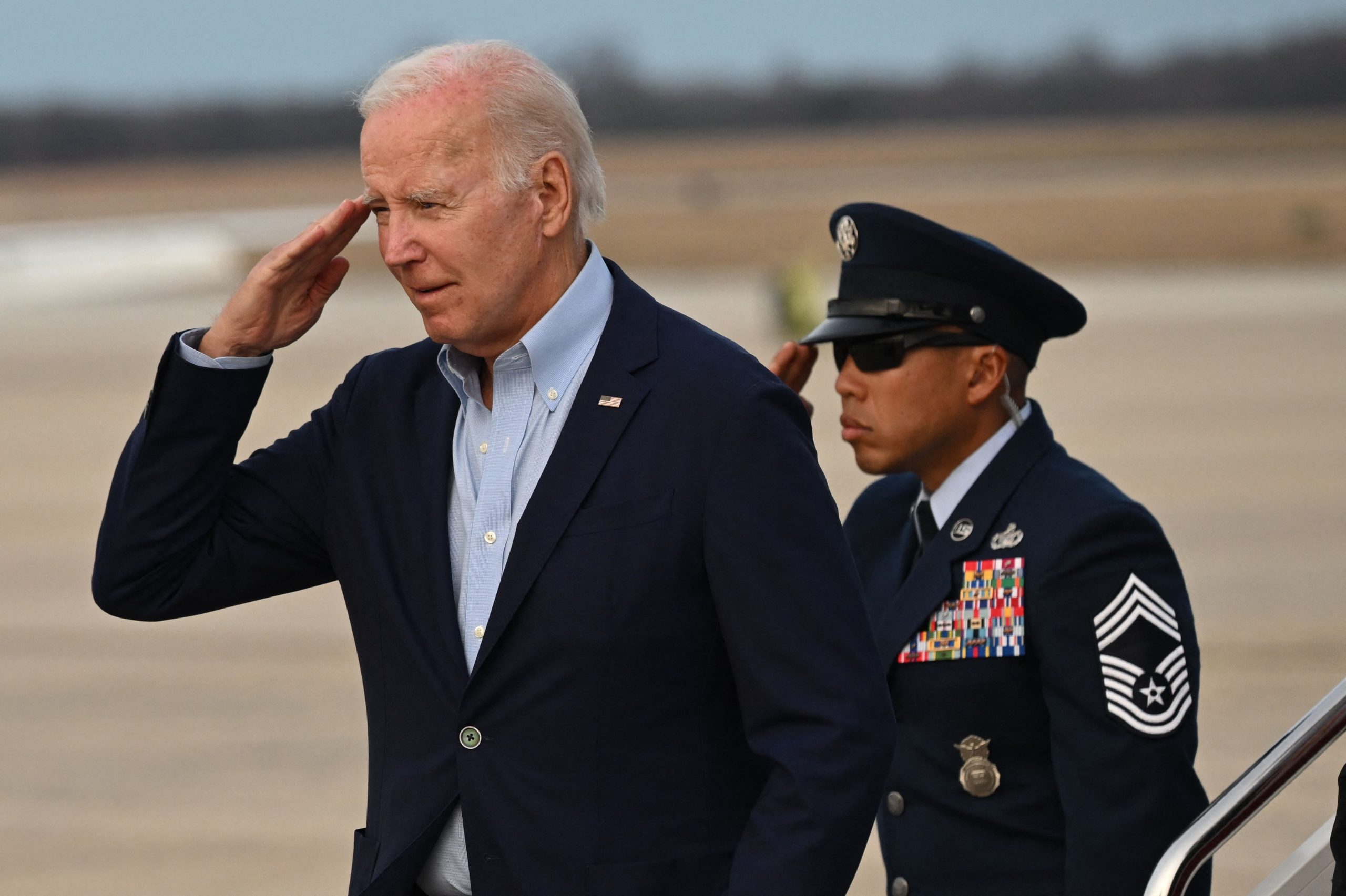 拜登将夸耀在陷入困境的美国建设“双桥樑”