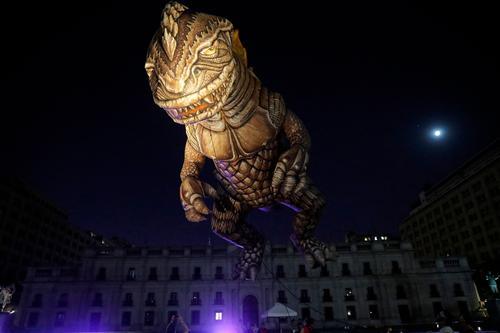 拼盘 2图 充气恐龙“蜥蜴”亮相智利节日夜间游行