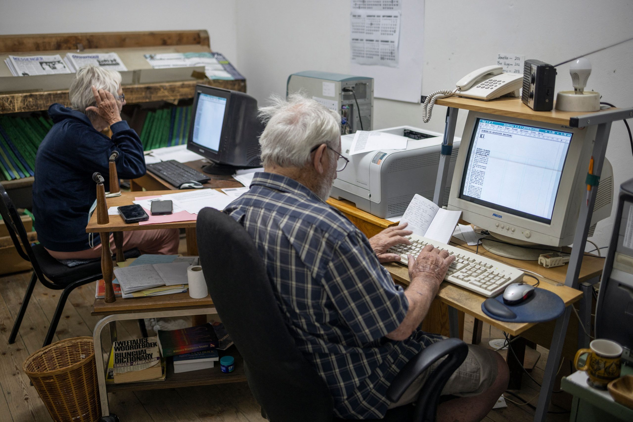 亲自编报让偏乡与外界联系 九旬翁为南非沙漠送报40年