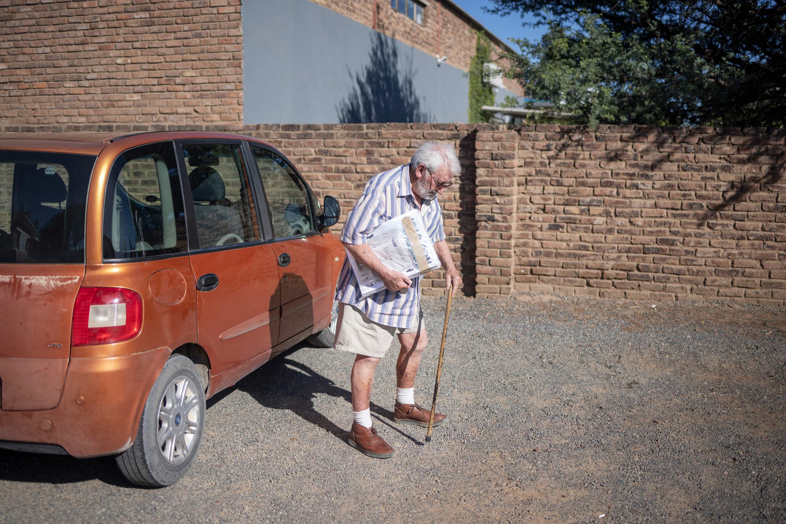 亲自编报让偏乡与外界联系 九旬翁为南非沙漠送报40年