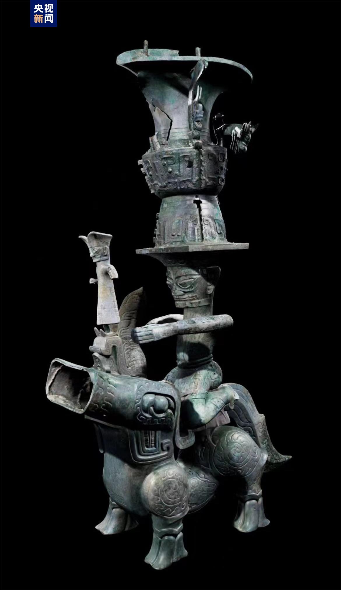 拼盘/三星堆顶尊跪坐人像和青铜神兽跨坑“合体”成功