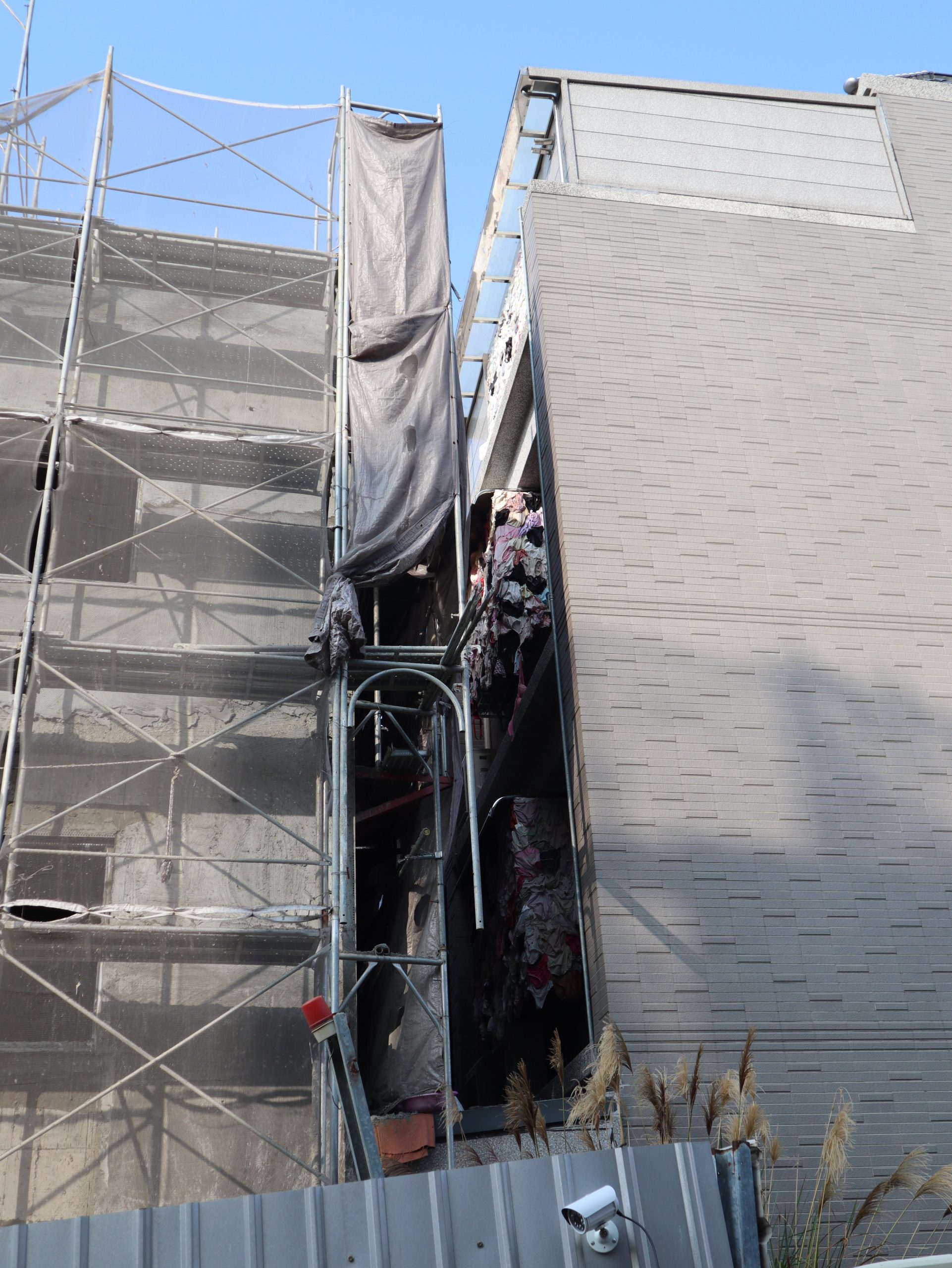 拼盘／不满建商噪音污染 住家挂内衣裤播佛经抗议