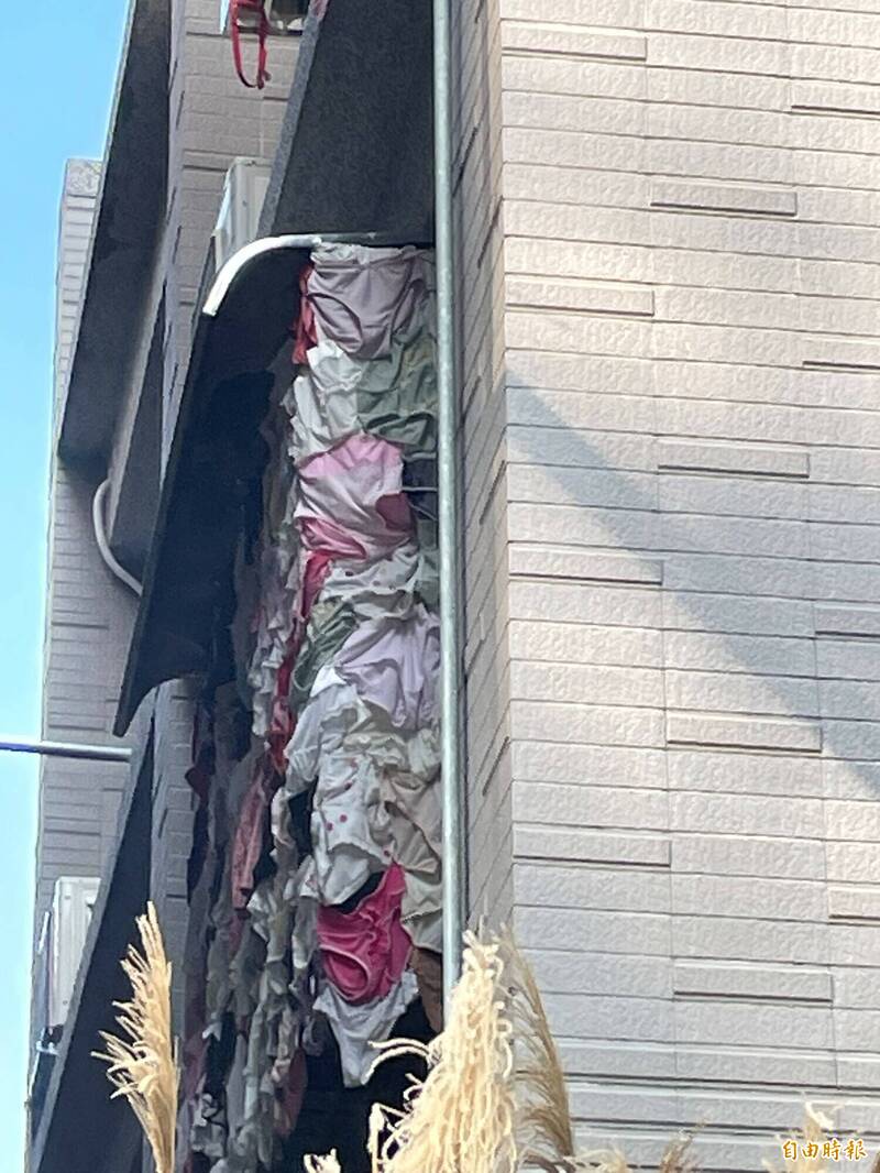 拼盘／不满建商噪音污染 住家挂内衣裤播佛经抗议