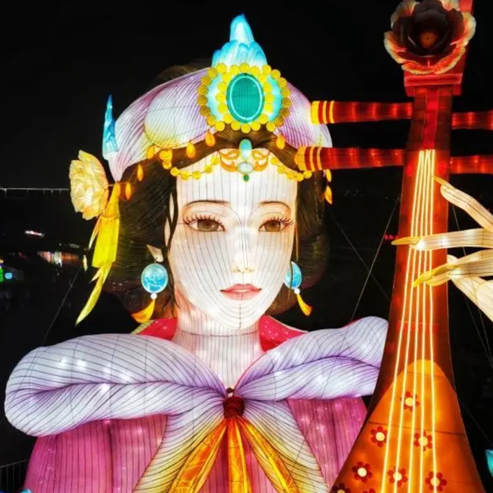 拼盘／湖北灯会“巨型王昭君”似迪士尼公主挨轰　急“整容后好评如潮