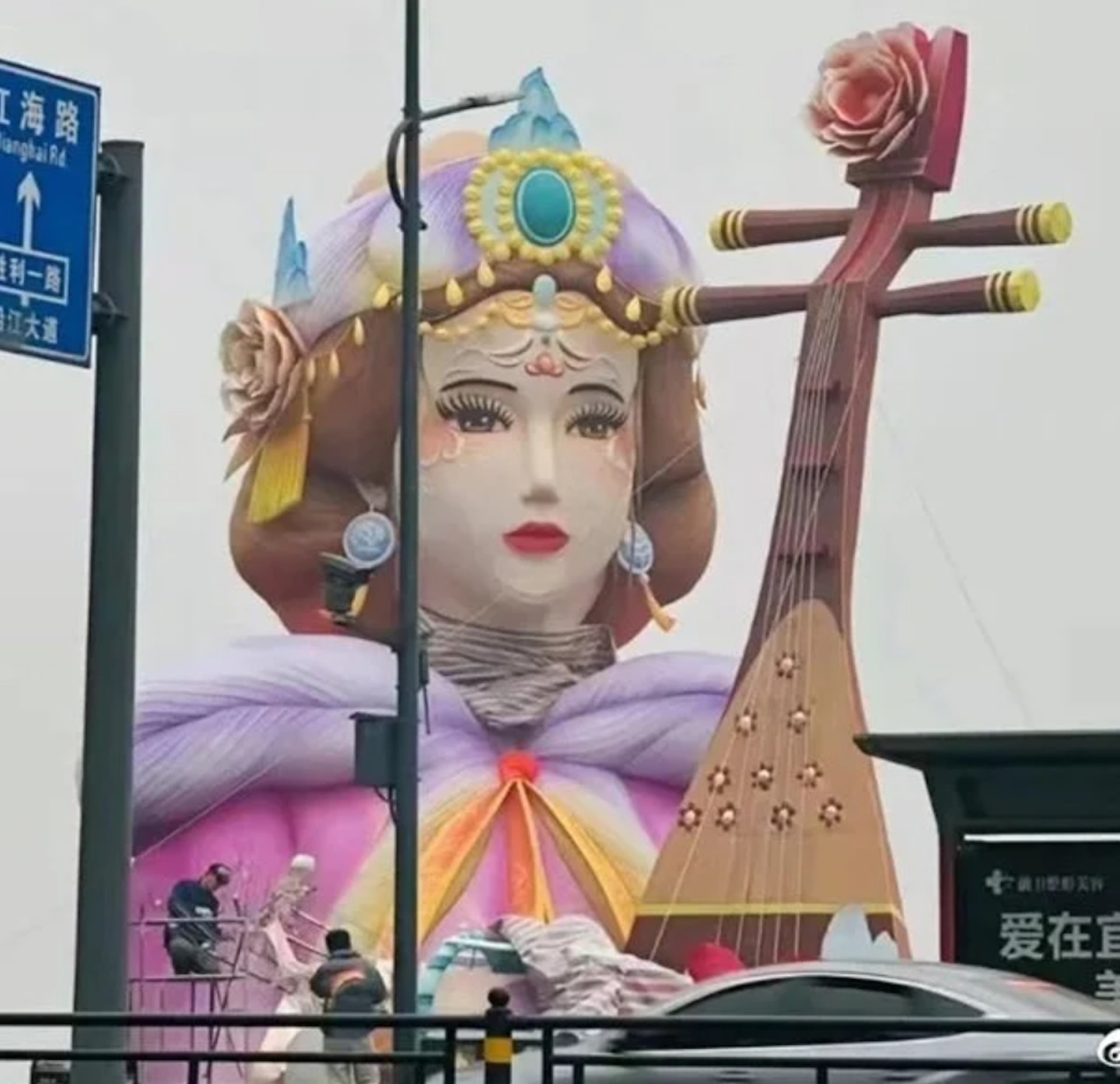 拼盘／湖北灯会“巨型王昭君”似迪士尼公主挨轰　急“整容后好评如潮