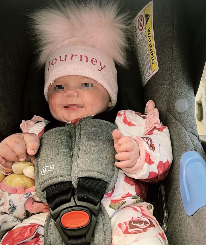 拼盘/罕病女婴患蜂窝性组织炎双手肿胀 父母募资筹手术费用