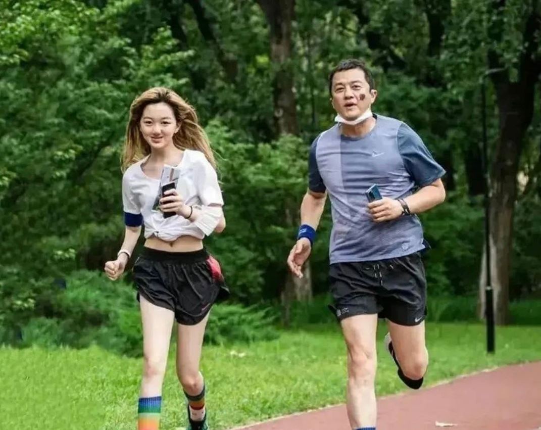 接机李嫣遭嘲卑微老爹 李亚鹏驳不被理睬真相