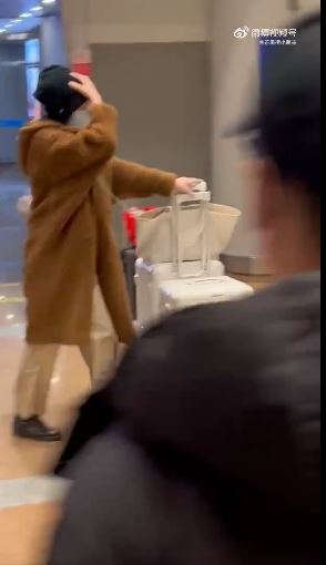 接机李嫣遭嘲卑微老爹 李亚鹏驳不被理睬真相