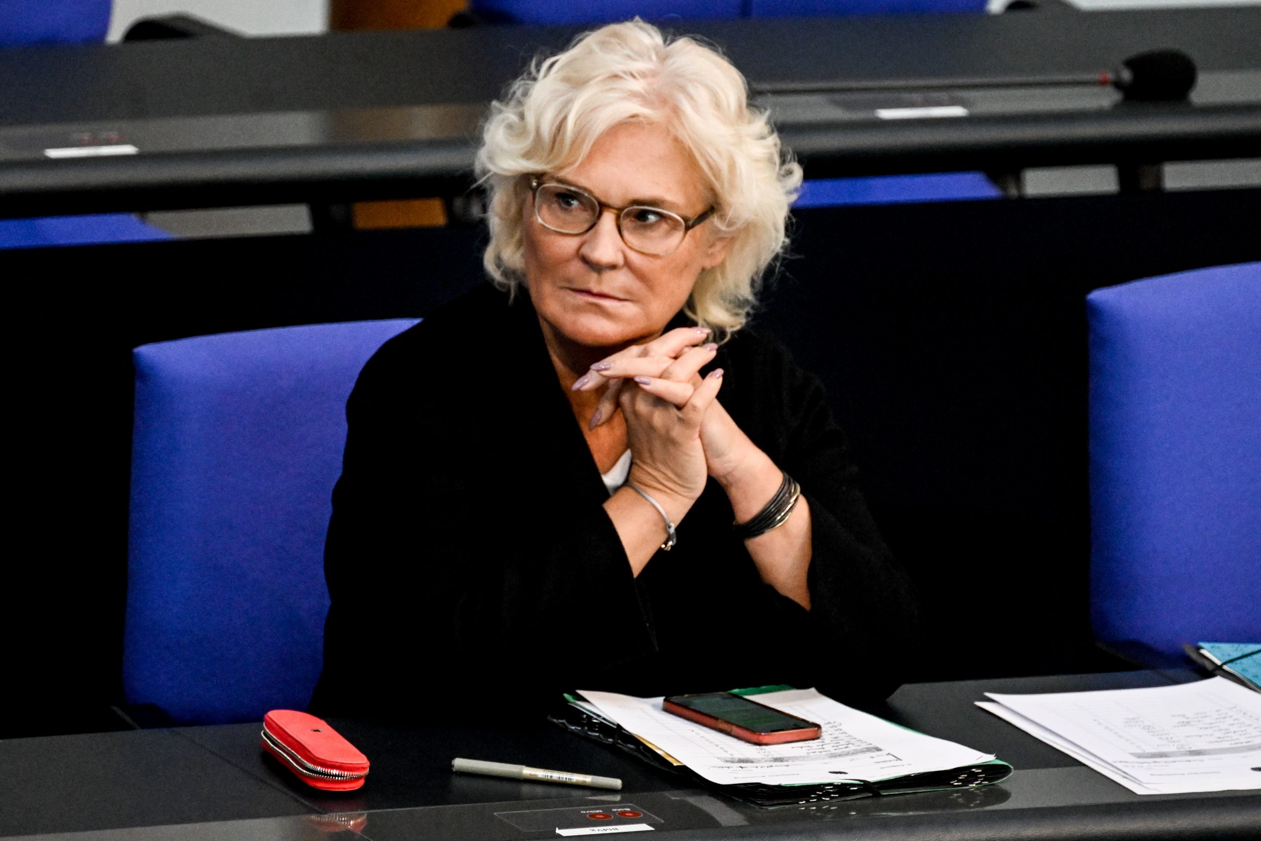 新年影片成压垮骆驼最后稻草 德防长兰姆布莱希特请辞