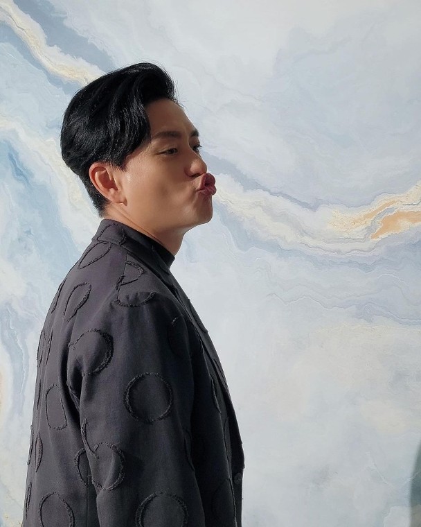 新片竣工无期 黄宗泽来马度假被偶遇