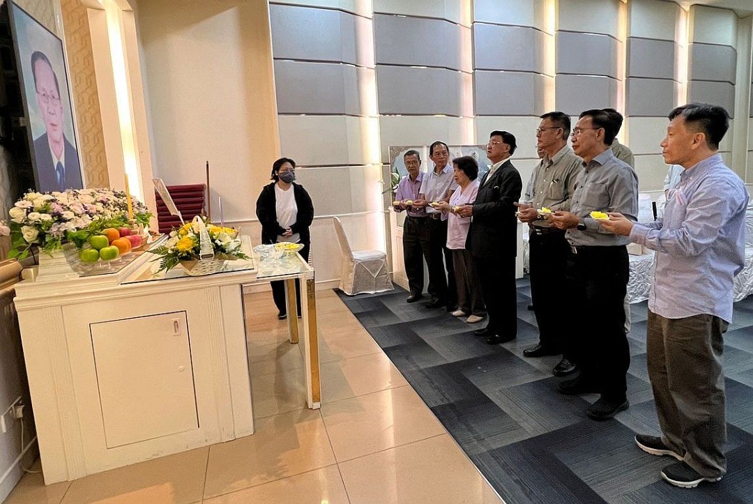 方天兴等领袖吊唁蔡维衍