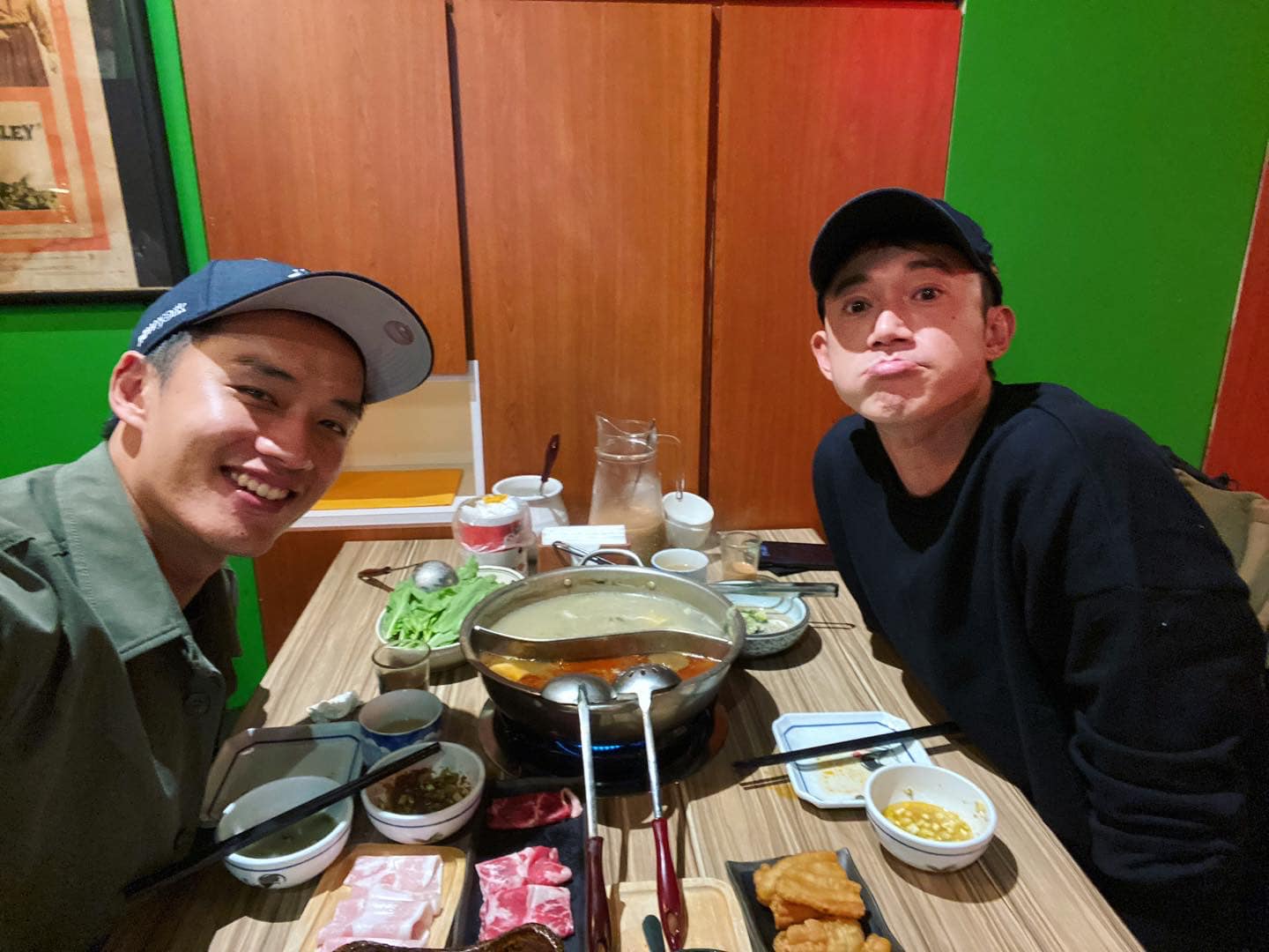 晒聚餐照网夸兄弟脸 阿哲被吴慷仁食量吓傻