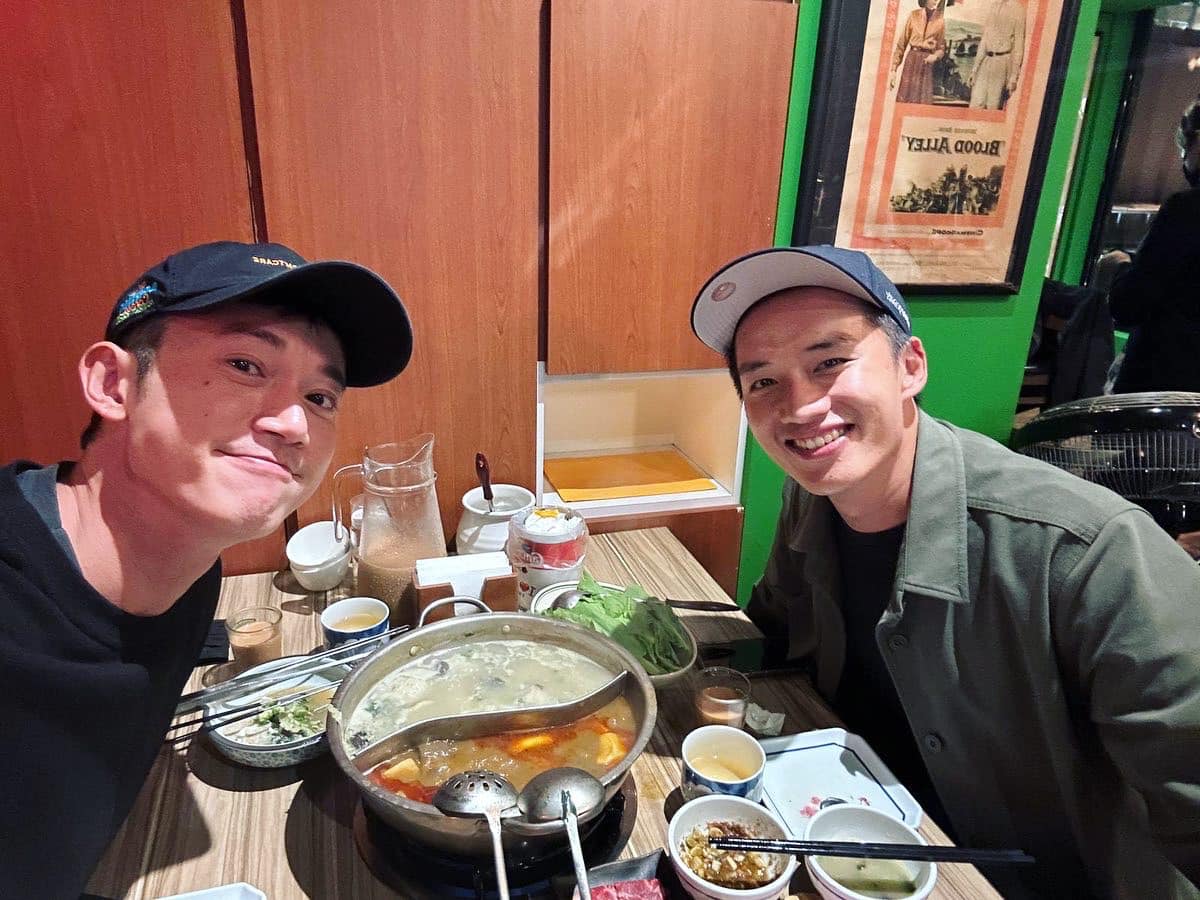 晒聚餐照网夸兄弟脸 阿哲被吴慷仁食量吓傻