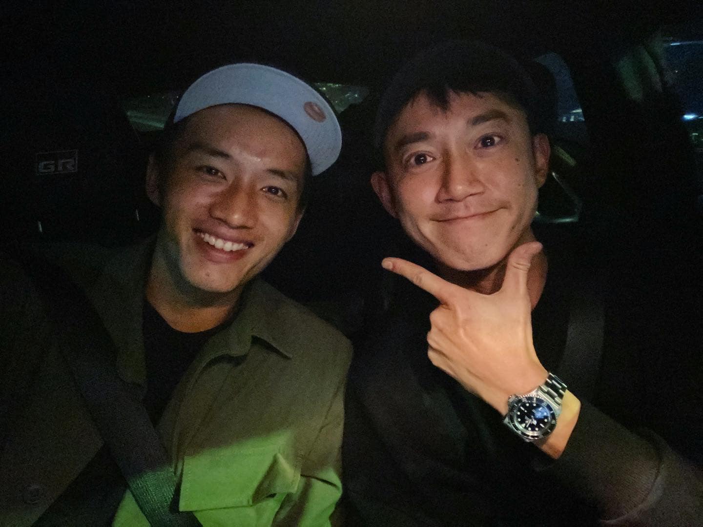 晒聚餐照网夸兄弟脸 阿哲被吴慷仁食量吓傻