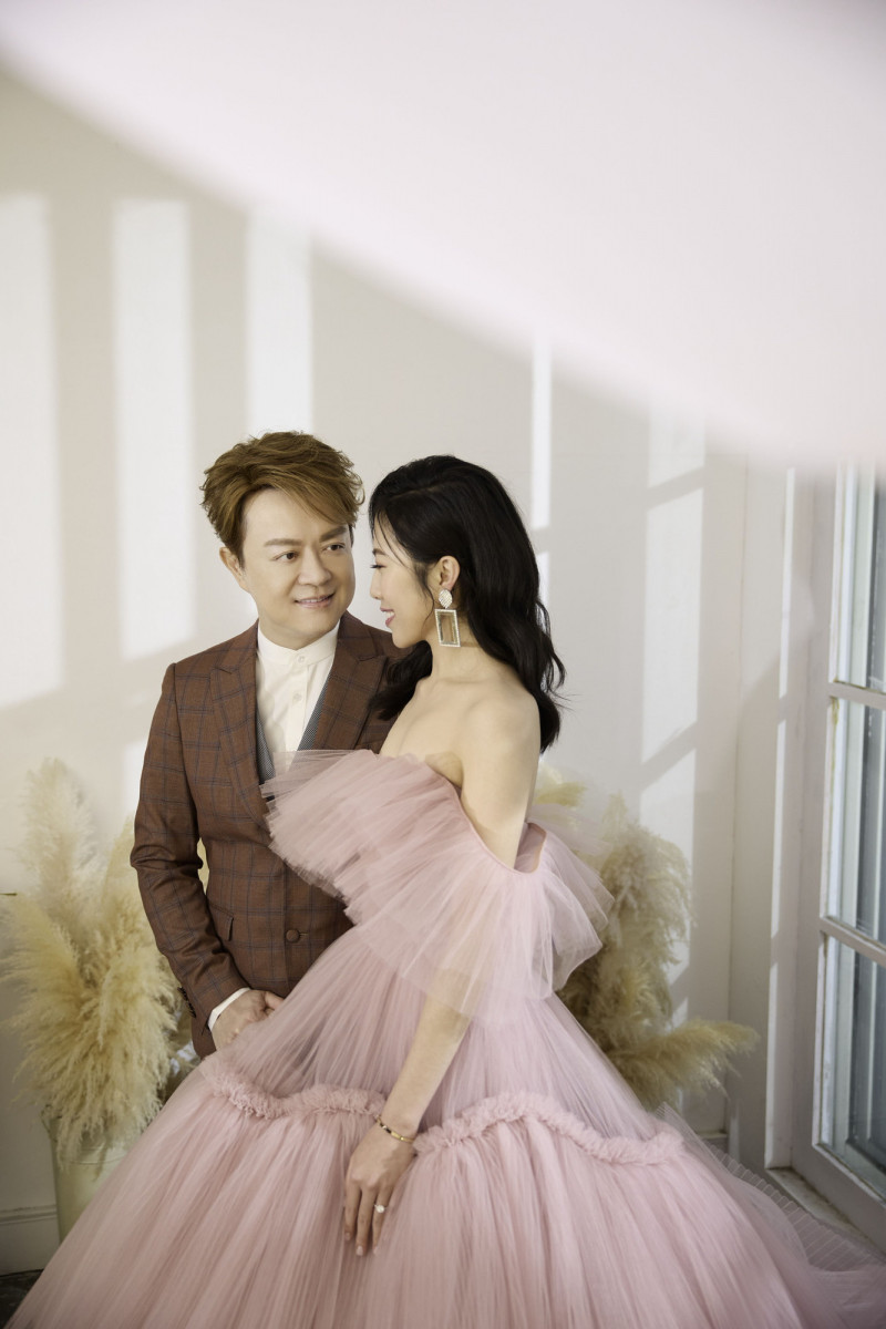 晒超美爱妻婚纱照 翁立友拚进度爆双喜