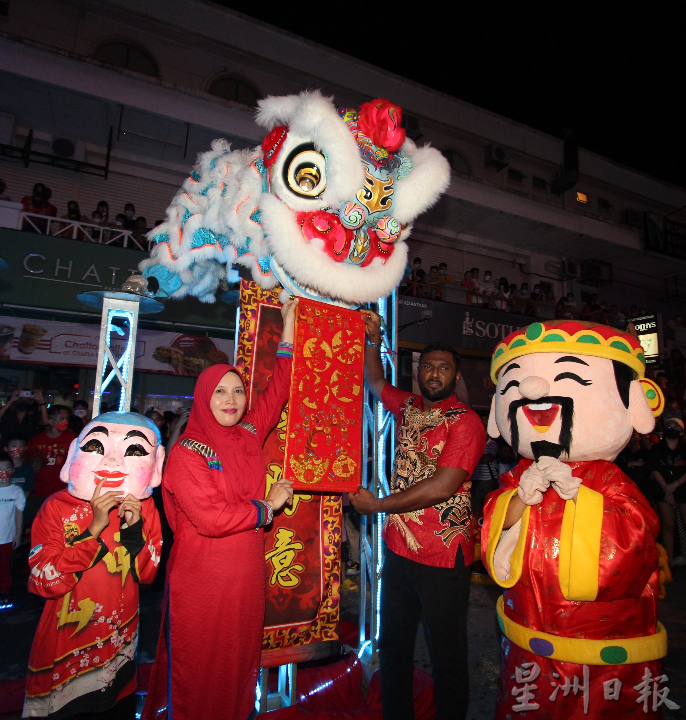 印度茶室年初二庆新春 请顾客舞狮吃Roti