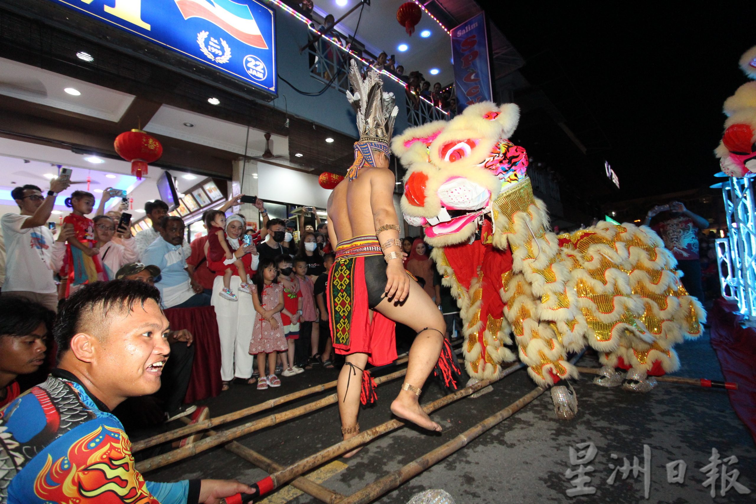 印度茶室年初二庆新春 请顾客舞狮吃Roti