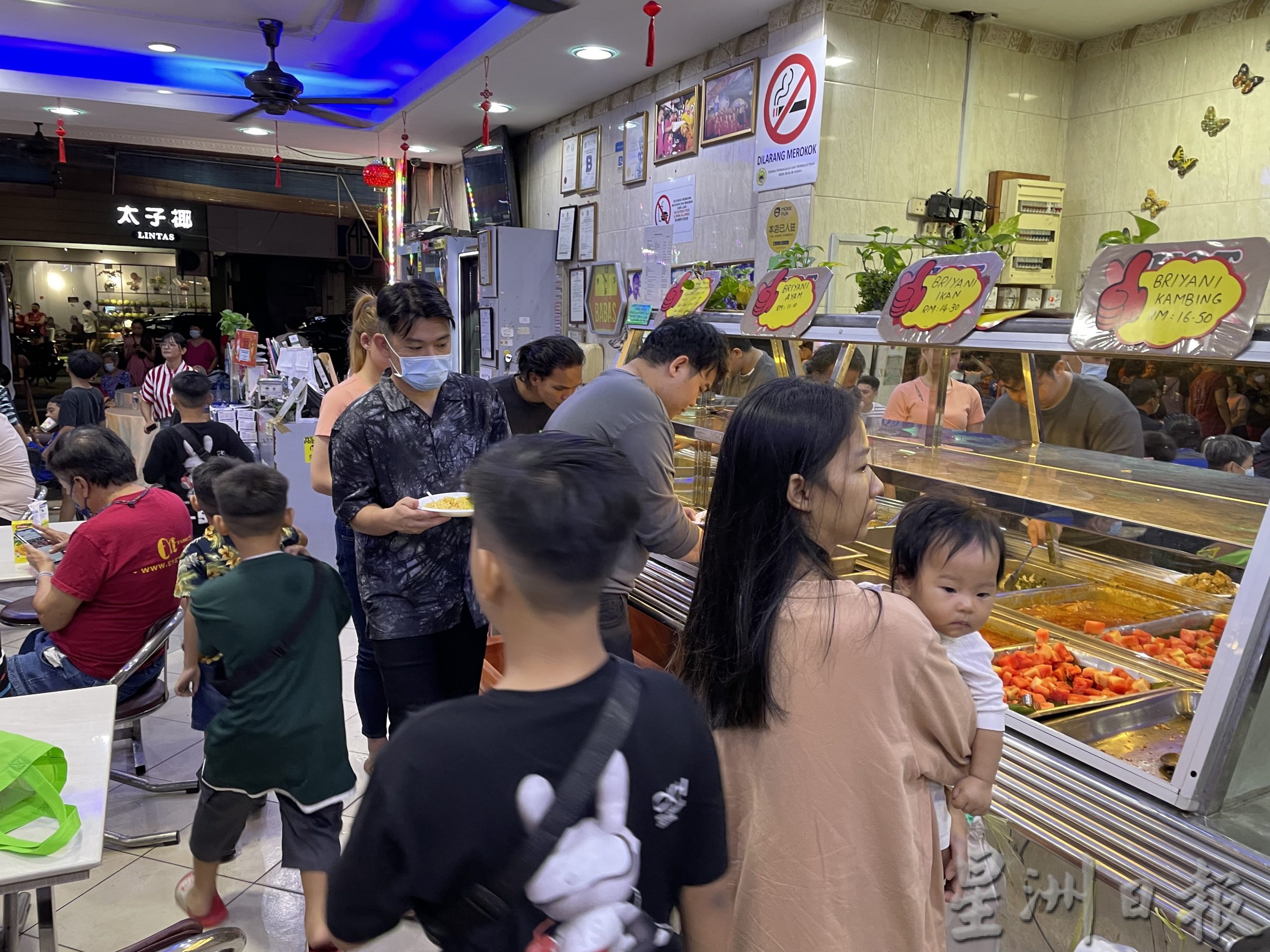 印度茶室年初二庆新春 请顾客舞狮吃Roti