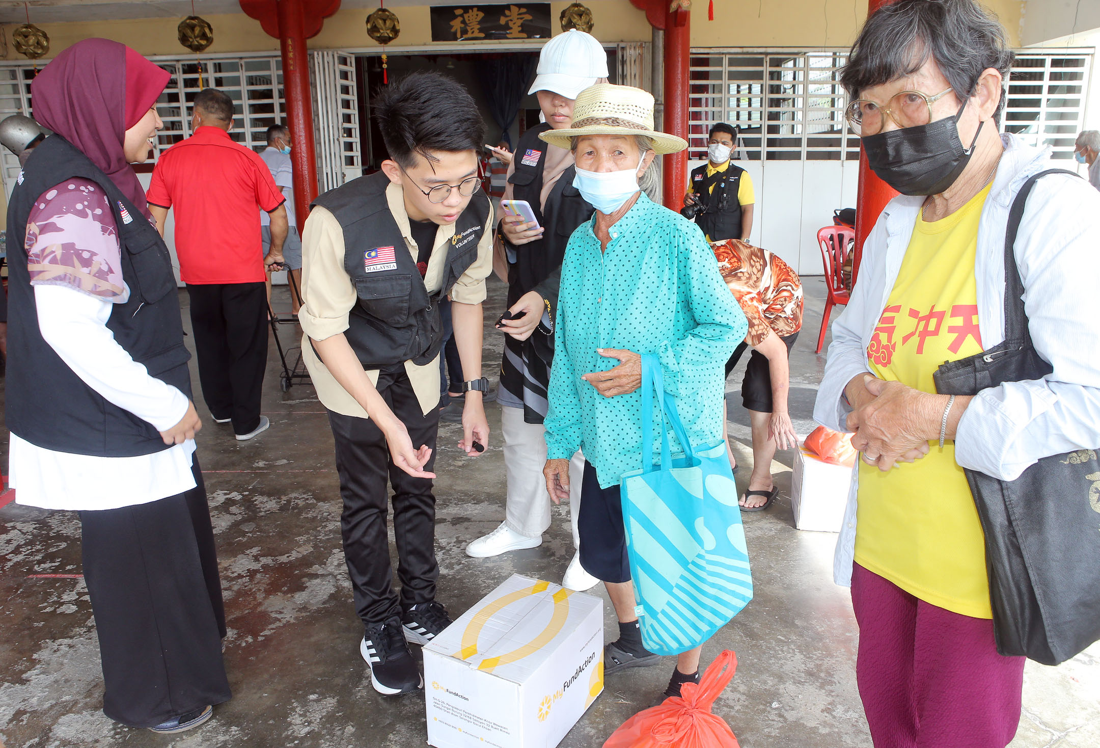 马来非政府组织MyFundAction 万里望将军庙新春布施贫老