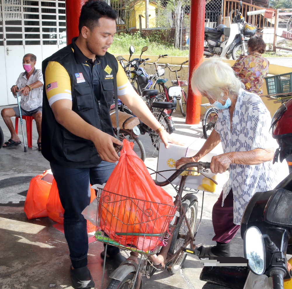 马来非政府组织MyFundAction 万里望将军庙新春布施贫老