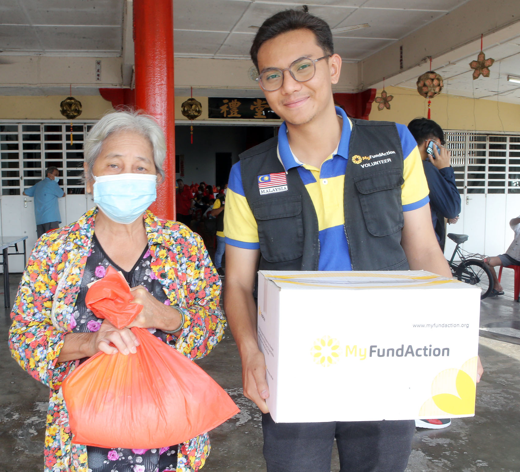 马来非政府组织MyFundAction 万里望将军庙新春布施贫老